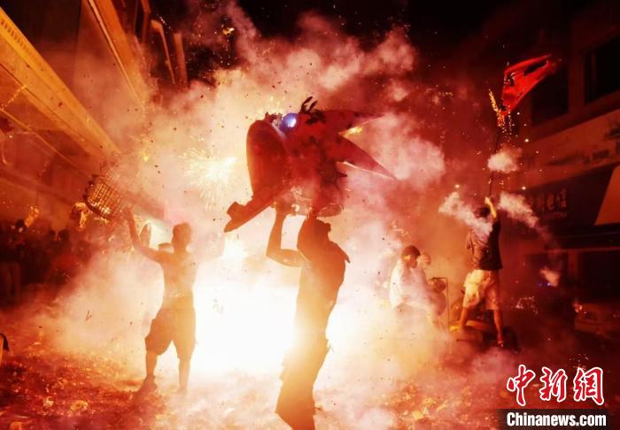 （新春走基層）清遠英德舉行大灣舞火麒麟鬧元宵活動