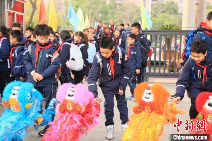 機(jī)器人忙開(kāi)學(xué) 浙江科技“迎新”