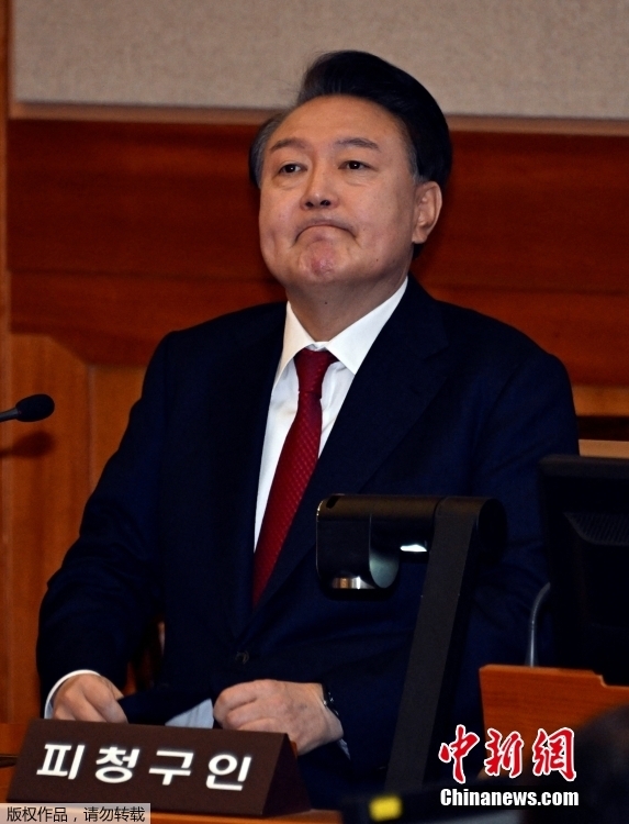 據(jù)韓國JTBC報道，韓國總統(tǒng)尹錫悅2月6日出席總統(tǒng)彈劾案第六次正式辯論。報道稱，尹錫悅乘坐法務(wù)部護(hù)衛(wèi)車從首爾拘留所出發(fā)，于上午10點左右抵達(dá)憲法法院。這是他第四次出席總統(tǒng)彈劾案正式辯論。