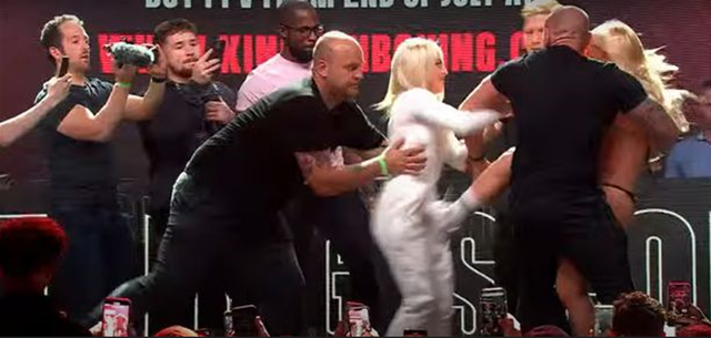 英國(guó)美女網(wǎng)紅一言不合上擂臺(tái)，將拳擊比賽一決勝負(fù)，發(fā)布會(huì)上互毆