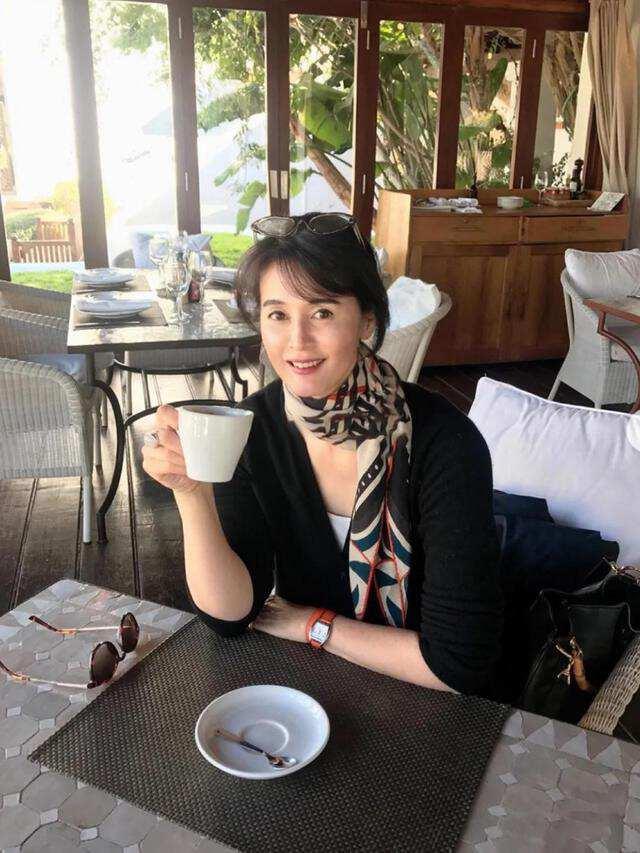 這些日本主婦真有品位，穿裙不露膝蓋、不配絲襪，優(yōu)雅到骨子里