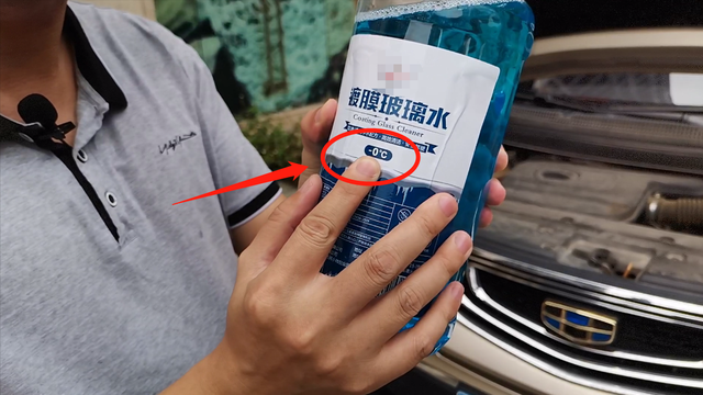 這才是正確加玻璃水的方法，老司機(jī)實(shí)操演示，小心加錯(cuò)車子要大修