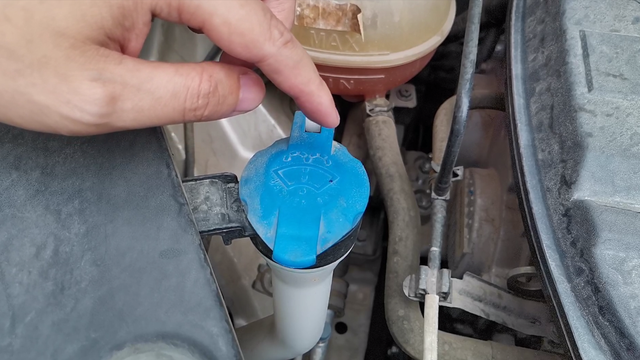 這才是正確加玻璃水的方法，老司機(jī)實(shí)操演示，小心加錯(cuò)車子要大修