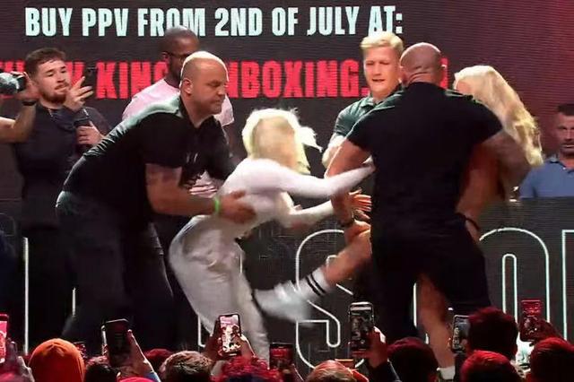 英國(guó)美女網(wǎng)紅一言不合上擂臺(tái)，將拳擊比賽一決勝負(fù)，發(fā)布會(huì)上互毆