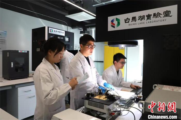 浙江白馬湖實(shí)驗(yàn)室鈣鈦礦太陽能電池效率實(shí)現(xiàn)新突破