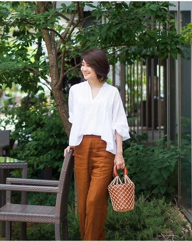 這些日本主婦真有品位，穿裙不露膝蓋、不配絲襪，優(yōu)雅到骨子里