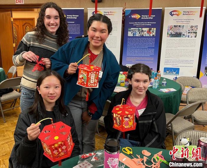 美國年輕人走進(jìn)中國駐洛杉磯總領(lǐng)館：“感知中國—慶元宵”