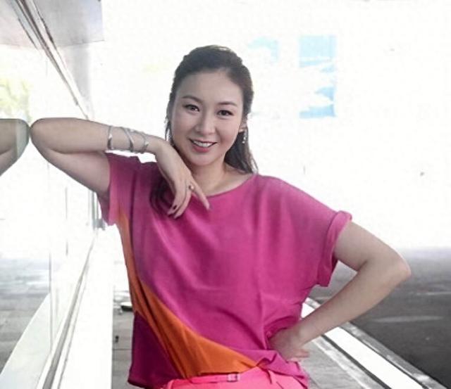 TVB女星莊思敏遭非禮，被外籍人士故意撞胸口，網(wǎng)友調(diào)侃：胸太大