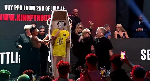 英國(guó)美女網(wǎng)紅一言不合上擂臺(tái)，將拳擊比賽一決勝負(fù)，發(fā)布會(huì)上互毆