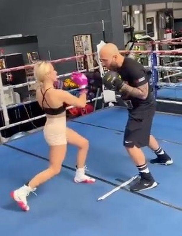 英國(guó)美女網(wǎng)紅一言不合上擂臺(tái)，將拳擊比賽一決勝負(fù)，發(fā)布會(huì)上互毆