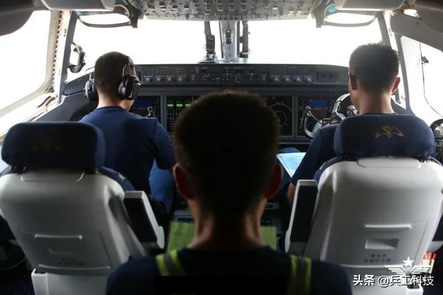 運-20駕駛艙細節(jié)曝光后，才知道原來這么先進，部分技術比C-17還好