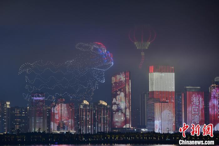 （新春走基層）科技藝術(shù)與千年民俗交融 海口元宵“花”樣綻放