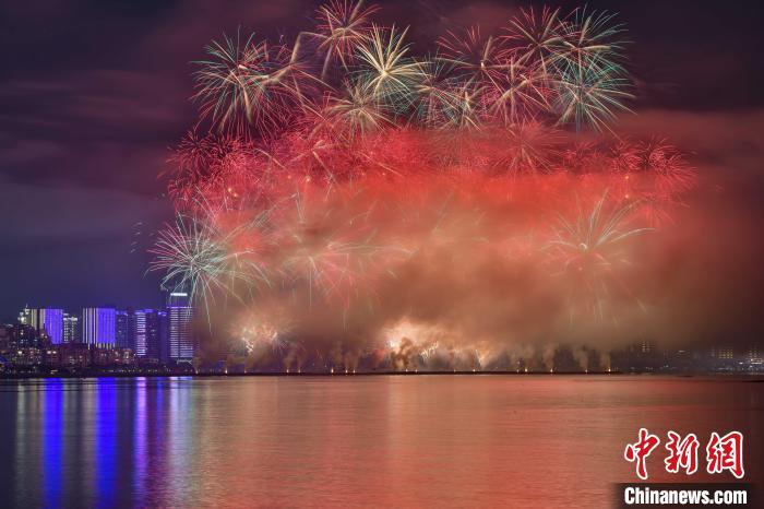 （新春走基層）科技藝術(shù)與千年民俗交融 ?？谠盎ā睒泳`放