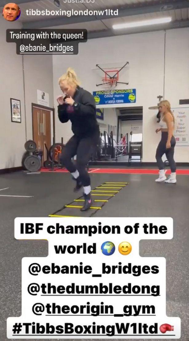 英國(guó)美女網(wǎng)紅一言不合上擂臺(tái)，將拳擊比賽一決勝負(fù)，發(fā)布會(huì)上互毆