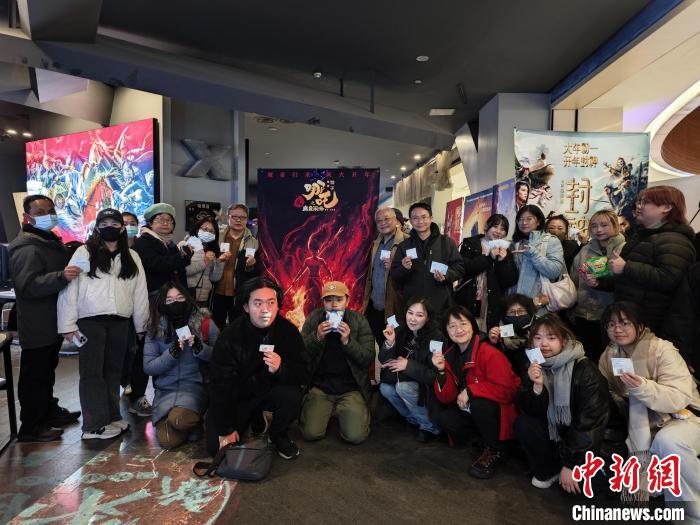 臺灣40余名高校師生“登陸”觀影《哪吒之魔童鬧?！? />2月13日，臺灣師生們在浙江金華觀看電影《哪吒之魔童鬧海》并合影。　艾斌科 攝　　在劉家榛看來，該電影融入了親情、友情與成長的主題，展現(xiàn)了哪吒內(nèi)心的掙扎與自我救贖，情感刻畫深刻動人，角色設計獨特，特效與音樂相得益彰，帶來極佳的觀影體驗?！罢w而言，這是一部結(jié)合熱血、幽默與深度的國漫佳作，既能引發(fā)思考，又令人熱血沸騰，值得一看。我希望有更多優(yōu)秀的大陸影視作品能在臺灣上映?！?/p>
<p>據(jù)了解，40余名臺灣師生來自當?shù)?0余所高校。他們在浙江期間，正值《哪吒之魔童鬧?！窡嵊?，目前該影片票房已超過百億元人民幣。</p>
<p>“兩岸文化同根同源，哪吒、封神等題材是中華文化的組成部分，因此臺灣青年們對此并不陌生。”一位臺灣老師說。(完)</p>
					</div>
					<div   id=