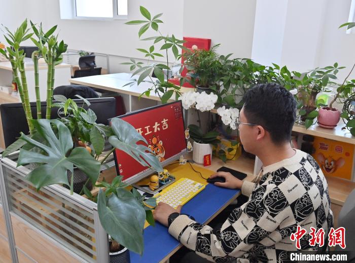 “Z世代”流行爆改工位 寓樂于“物”開啟新一年