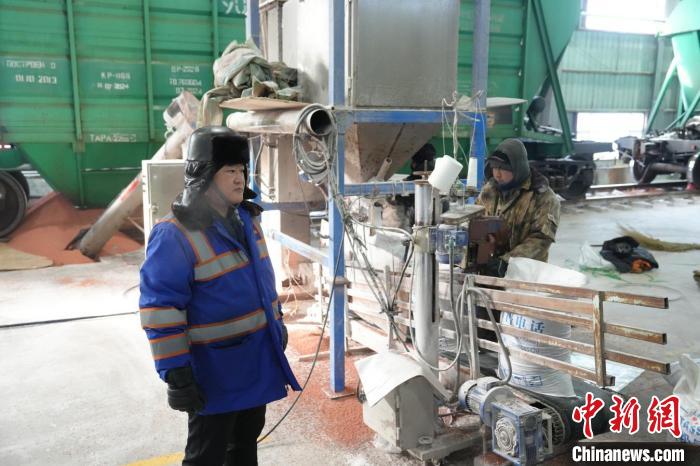 東三省春耕工作陸續(xù)開始 滿洲里鐵路口岸春耕物資“綠燈”通行