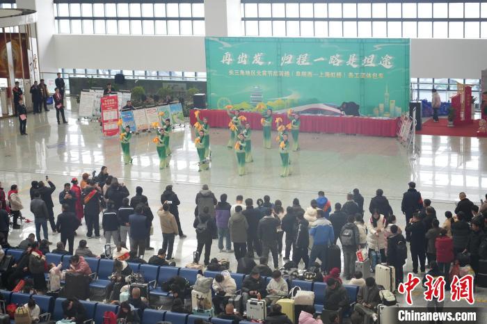 長三角地區(qū)元宵節(jié)后首趟務(wù)工團體包車從阜陽啟程