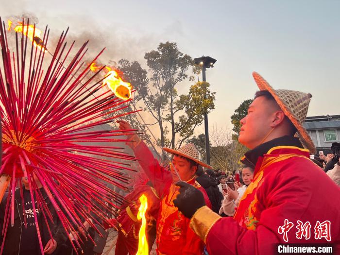 福建屏南千年古鎮(zhèn)辦燈會 十里八村濃濃民俗風(fēng)