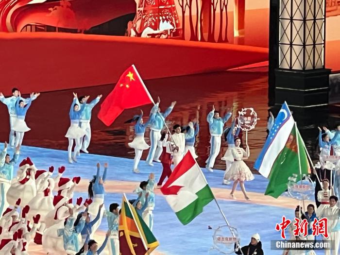 亞冬會閉幕式徐夢桃高舉國旗入場