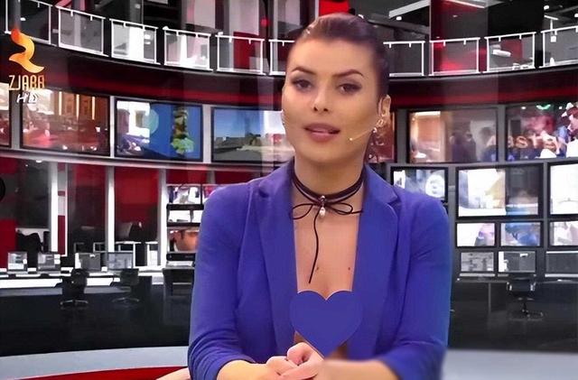 尺度驚人！阿爾巴尼亞新聞界女主播真空穿西裝，胸前內(nèi)容引發(fā)熱議