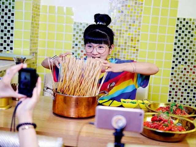 吃播：“空巢青年”的一劑良藥