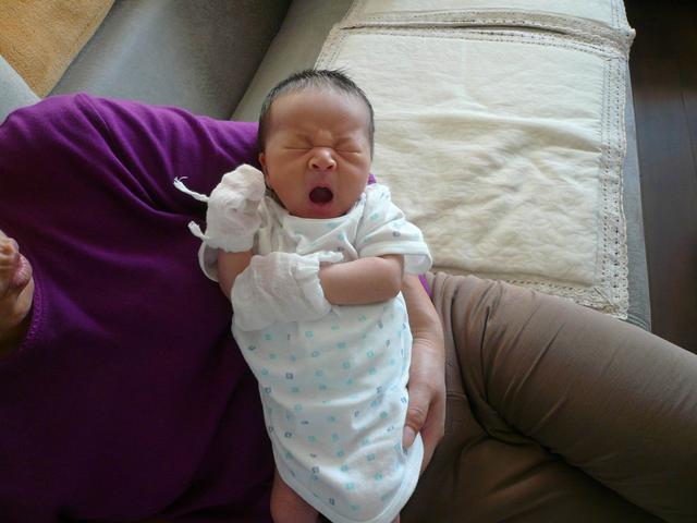 豎抱、斜抱、靠肩抱，出生不久的寶寶該怎么抱？正確抱姿學(xué)起來