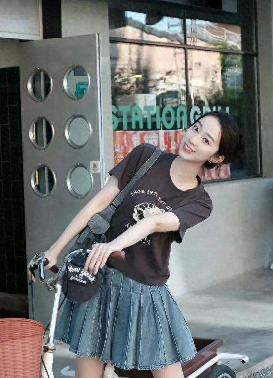 央視新晉美女主持人，嬌小玲瓏，清純可愛，美若天仙