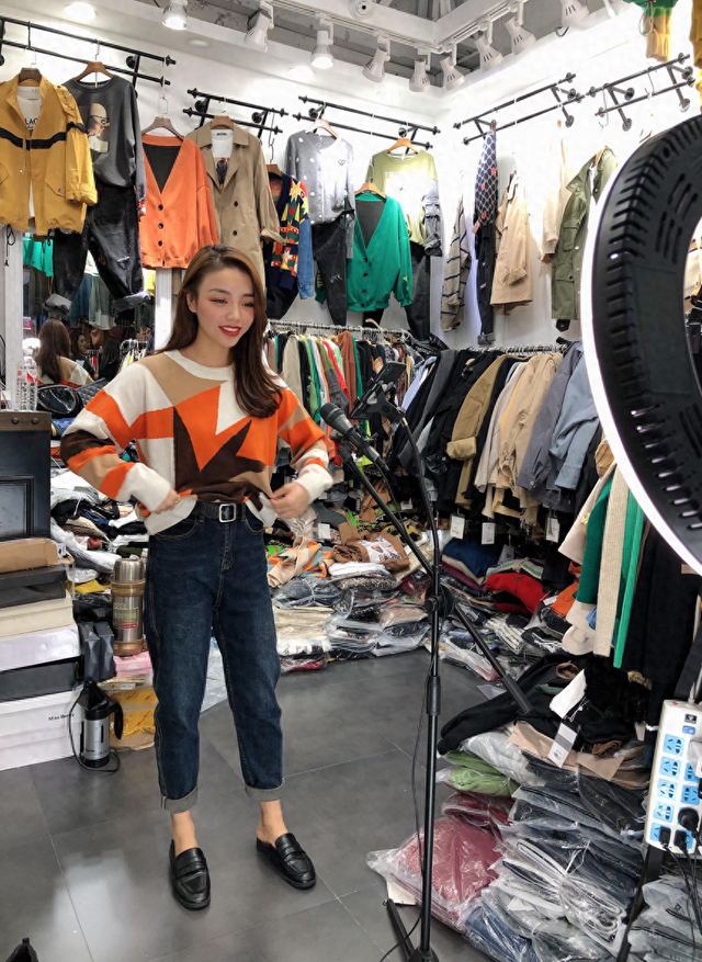 檔口換衣300余次的四季青90后美女主播，已月銷800萬，即將搬出檔口