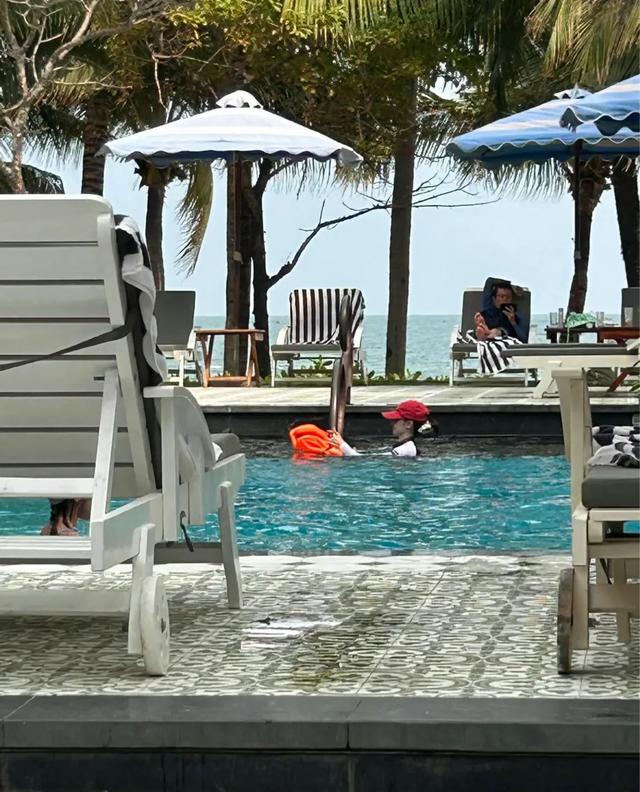 蔡依林露臍包臀泳衣秀長(zhǎng)腿 1米5身高 比例似1米7 舞蹈生體態(tài) 挺拔優(yōu)雅