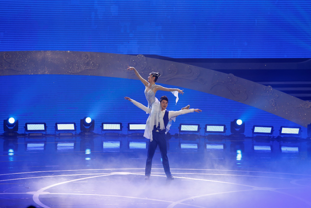 2020青島春晚袁慧婷、向東等演唱歌曲《有點(diǎn)甜》，畫面太甜蜜了