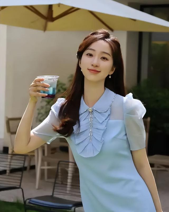 央視新晉美女主持人，嬌小玲瓏，清純可愛，美若天仙