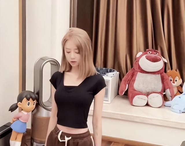 三只羊：性感美女主播卓仕琳，拌胸寫真身材勁爆，連看99次?。? onerror=