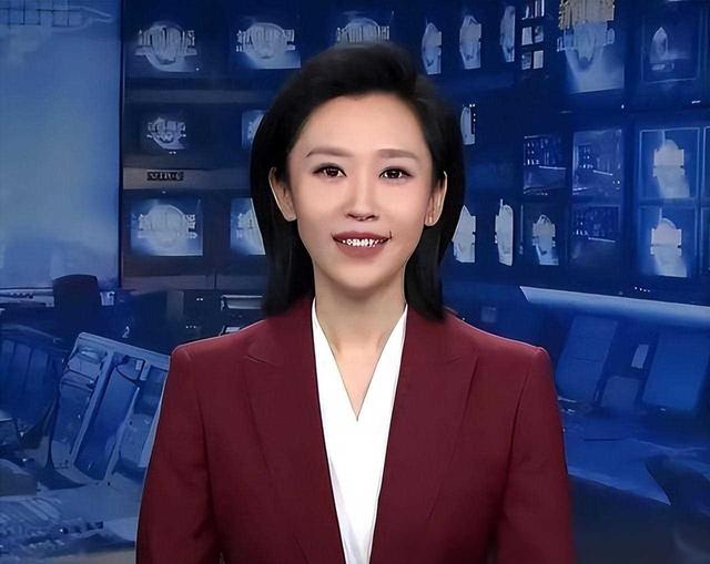 尺度驚人！阿爾巴尼亞新聞界女主播真空穿西裝，胸前內(nèi)容引發(fā)熱議