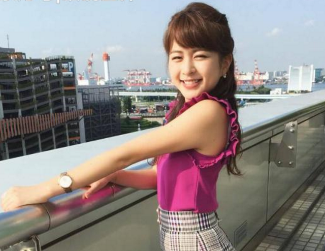 21歲女大學(xué)生兼職氣象主播，身份曝光成國民女神