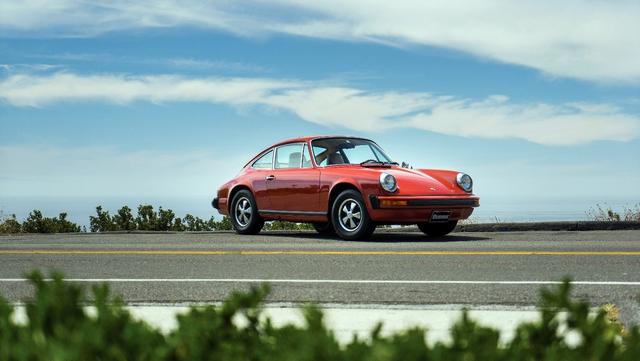 女主播露裙底只是冰山一角，汽車直播間太亂了，各種誘惑和暗示