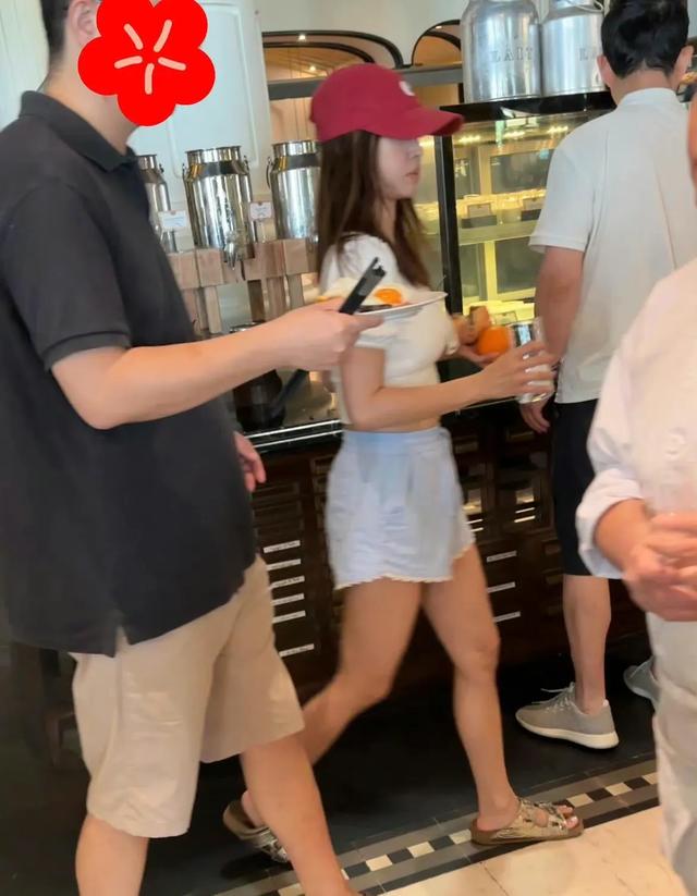 蔡依林露臍包臀泳衣秀長(zhǎng)腿 1米5身高 比例似1米7 舞蹈生體態(tài) 挺拔優(yōu)雅