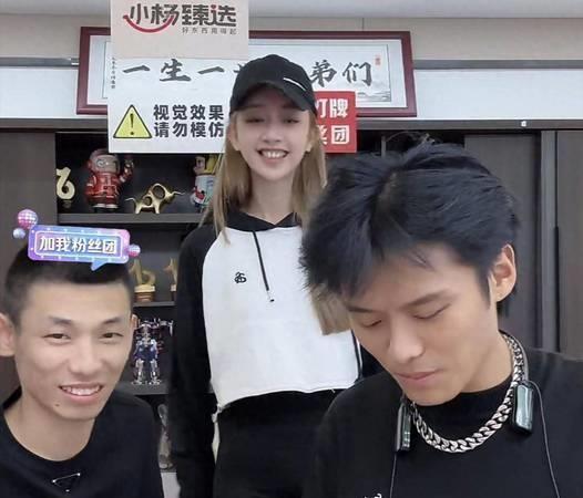 三只羊：性感美女主播卓仕琳，拌胸寫真身材勁爆，連看99次??！