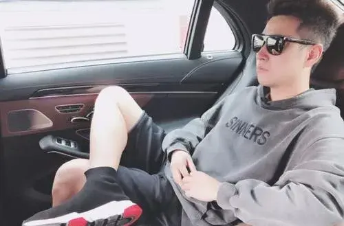 B總被曝將上黑名單，復播無望，老對手錢小佳卻已獲千萬簽約金