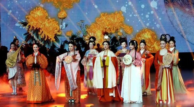 央視五位美女主播齊亮相！張蕾漢服端莊優(yōu)雅，王冰冰造型清秀可人