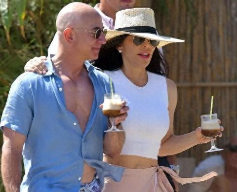 桑切斯：不愧是女主播出身，“彩虹屁”高手，哄得貝佐斯神魂顛倒