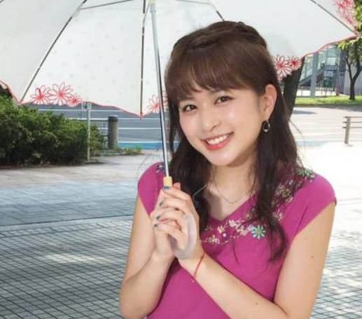 21歲女大學(xué)生兼職氣象主播，身份曝光成國民女神