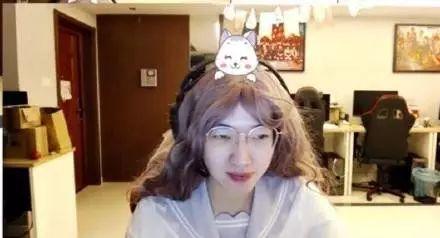 「喜聞樂見」WE戰(zhàn)隊(duì)新傳統(tǒng)？957女裝直播清純甜美