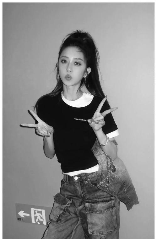 三只羊：性感美女主播卓仕琳，拌胸寫真身材勁爆，連看99次啊！