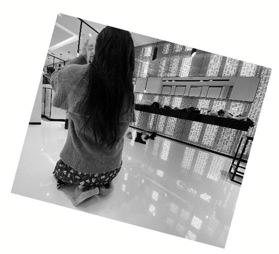 商場洗手間被網(wǎng)紅霸占拍照 保潔阿姨：走都沒法走