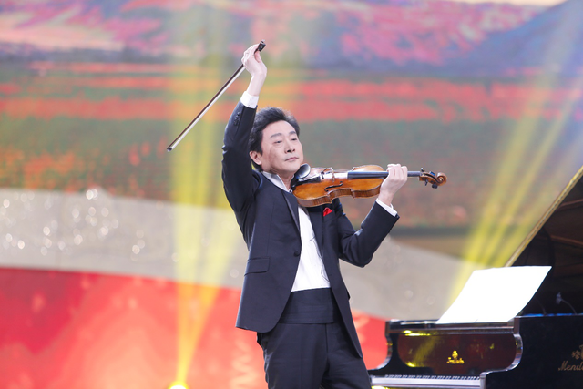 2020青島春晚袁慧婷、向東等演唱歌曲《有點(diǎn)甜》，畫面太甜蜜了