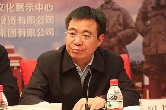 熊抱央視女主持人的“網(wǎng)紅書記”因充當(dāng)保護傘落馬