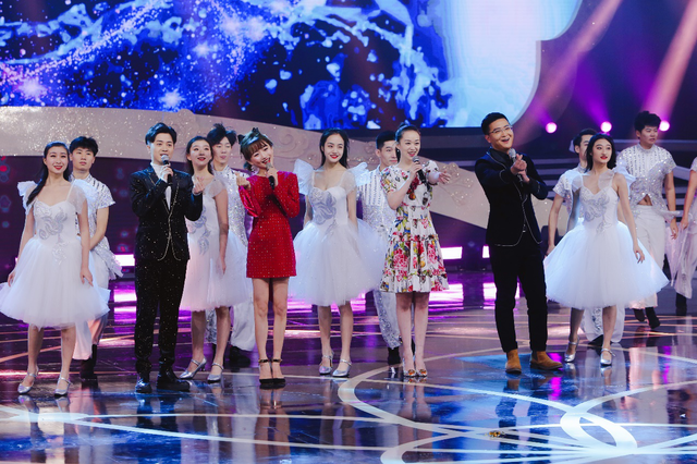 2020青島春晚袁慧婷、向東等演唱歌曲《有點(diǎn)甜》，畫面太甜蜜了