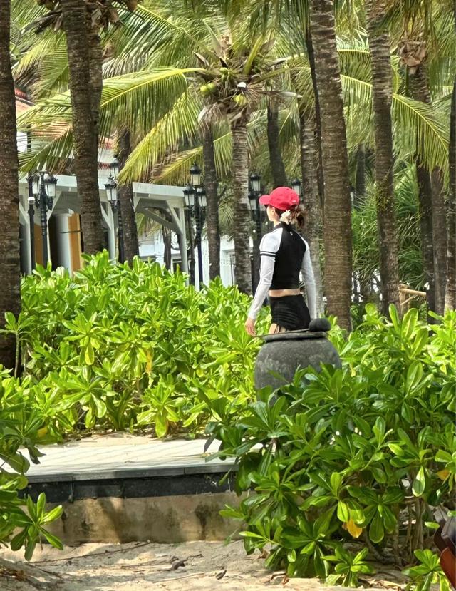 蔡依林露臍包臀泳衣秀長(zhǎng)腿 1米5身高 比例似1米7 舞蹈生體態(tài) 挺拔優(yōu)雅