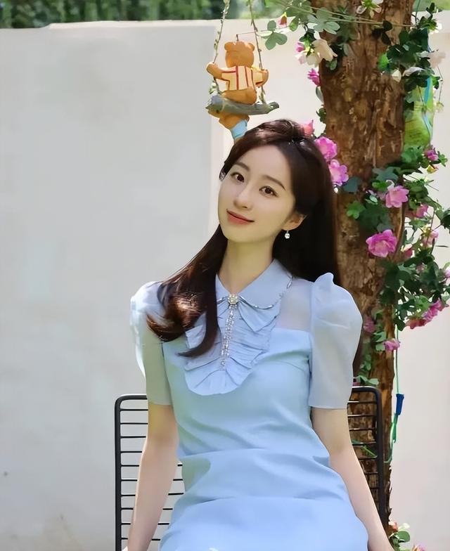 央視新晉美女主持人，嬌小玲瓏，清純可愛，美若天仙